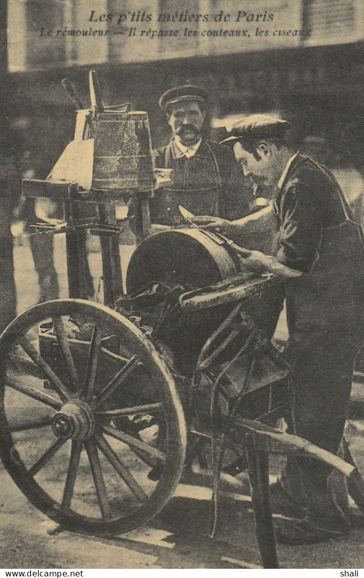 COPIE DE CARTE POSTALE ANCIENNE LE REMOULEUR IL REPASSE LE COUTEAUX LES CISEAUX - Vendedores Ambulantes