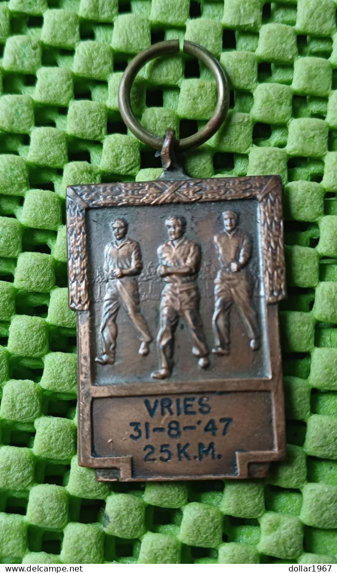 Medaile : 25 Km. Maturbongs Groot Feest , Vries 31-8-1947  -  Original Foto  !!  Medallion  Dutch - Autres & Non Classés