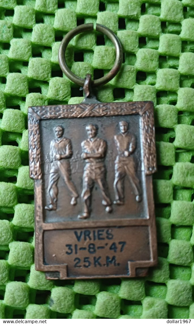 Medaile : 25 Km. Maturbongs Groot Feest , Vries 31-8-1947  -  Original Foto  !!  Medallion  Dutch - Andere & Zonder Classificatie