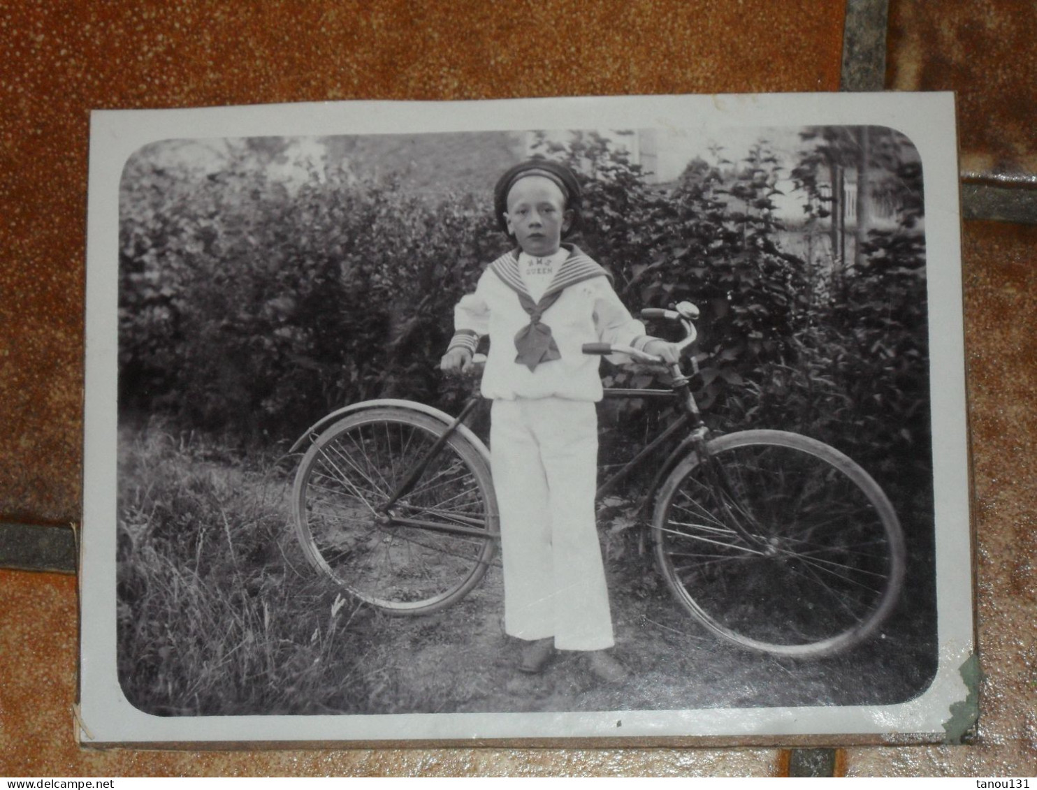 PHOTOGRAPHIE SUR CARTON D'UN ENFANT EN MARIN + VELO. HMS QUEEN - Persons