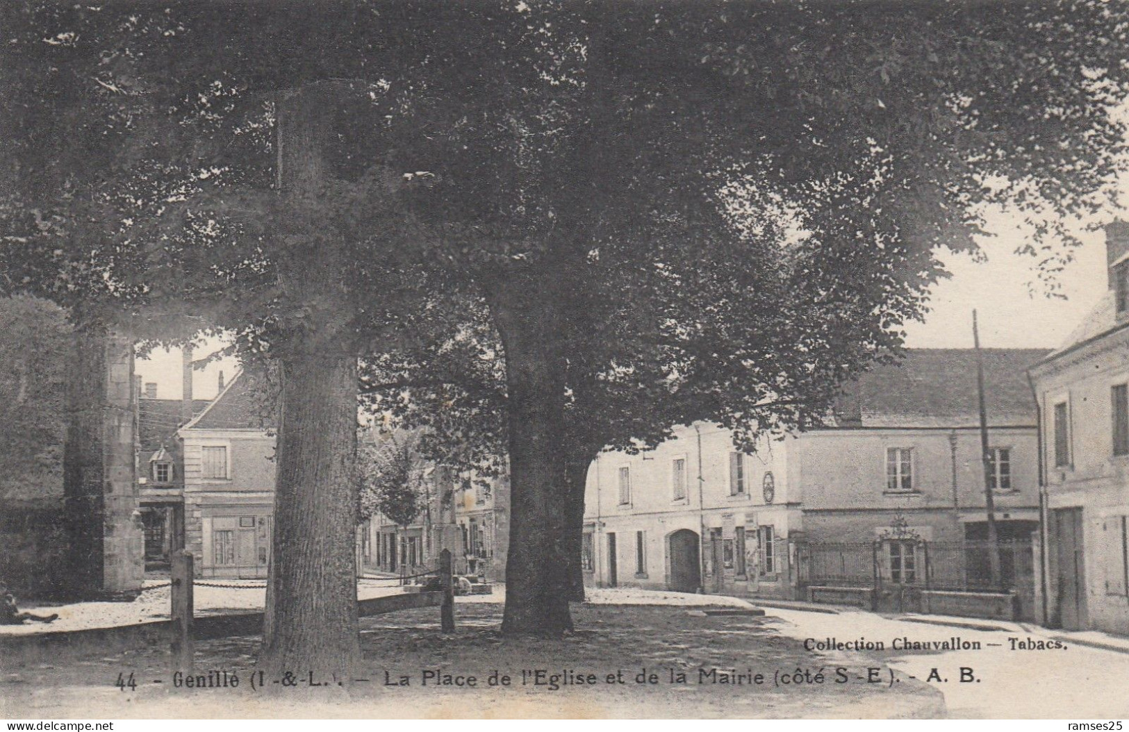 (260)  CPA  Genillé  Place De L' église - Genillé