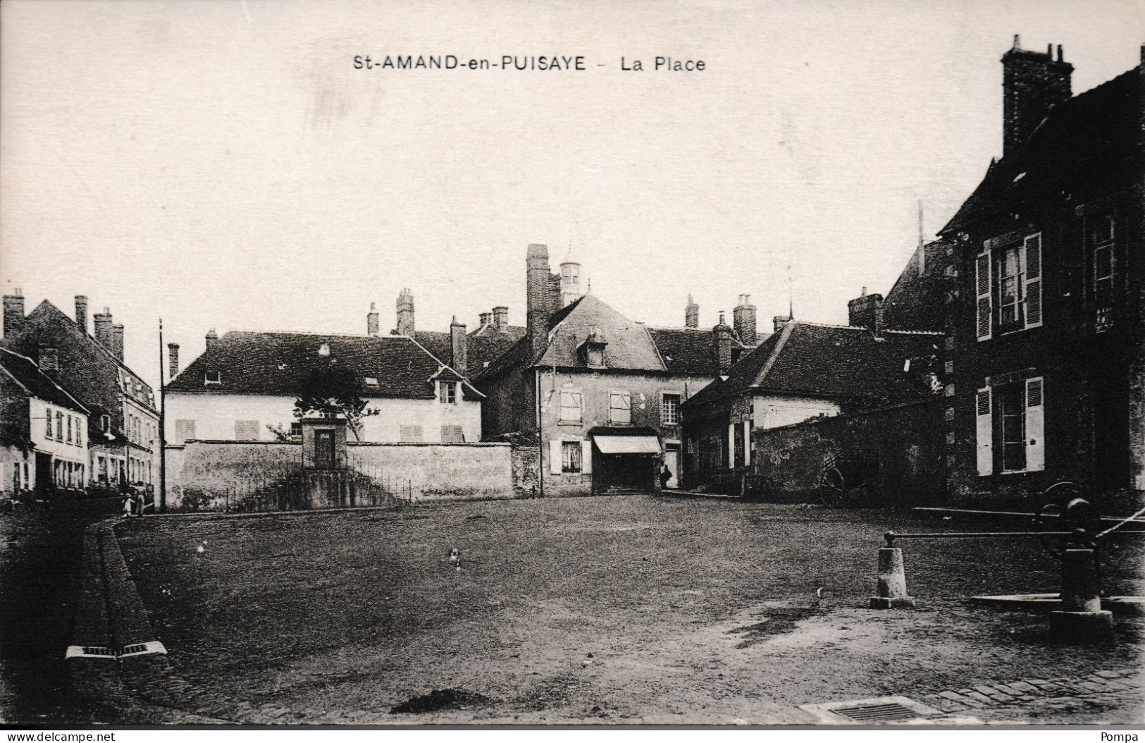 Saint Amand En Puisaye - La Place - Saint-Amand-en-Puisaye