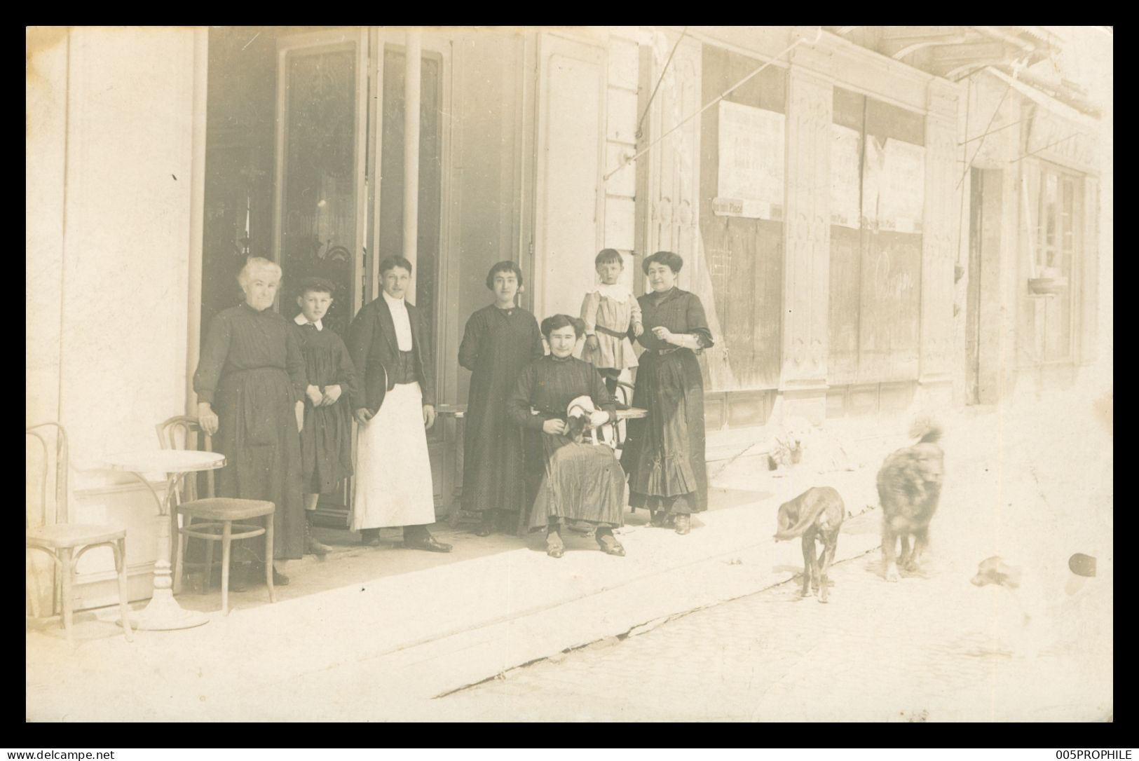 * Cp Photo * Personnel Devant Café Hôtel à Identifier - Femmes Enfants - Chiens - " Commercial " Sur La Porte - Cafes