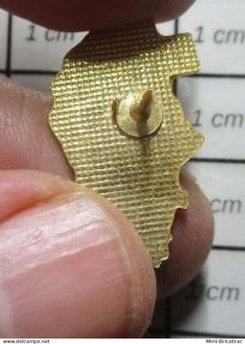 713A Pin's Pins / Beau Et Rare / MEDICAL / CROIX ROUGE FRANCAISE DEPARTEMENT 68 HAUT RHIN - Geneeskunde