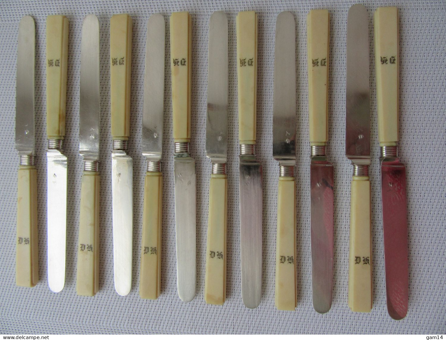 12 couteaux à dessert. Lames ARGENT. Poinçons VIEILLARD + P. Queille. 1834/1846