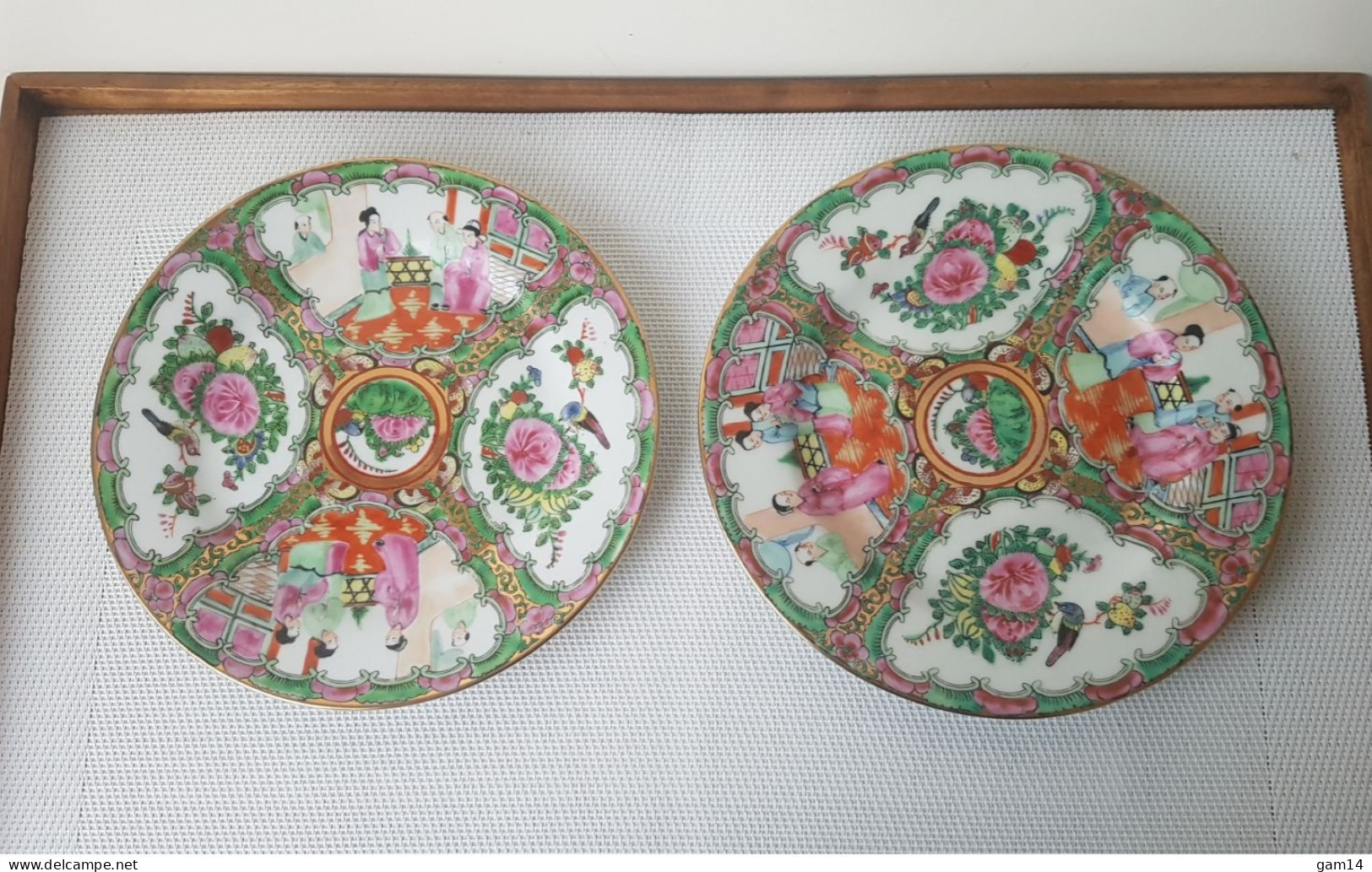 Paire D'assiettes En Porcelaine Fine. Décor De Chine. Beau Modèle - Asian Art