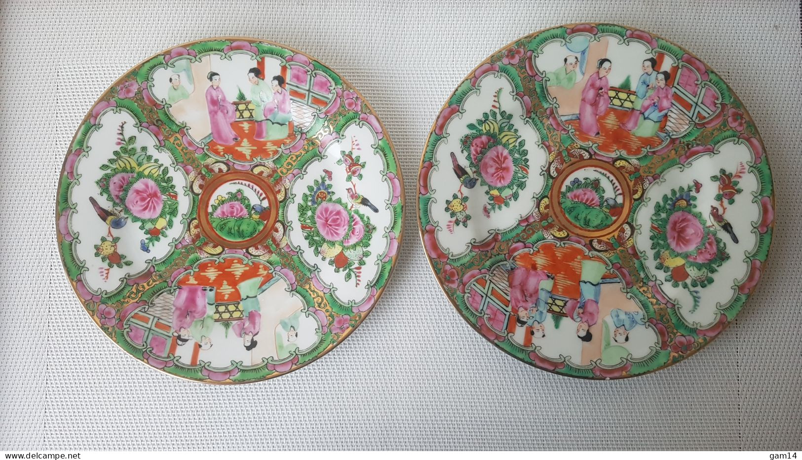 Paire D'assiettes En Porcelaine Fine. Décor De Chine. Beau Modèle - Art Asiatique