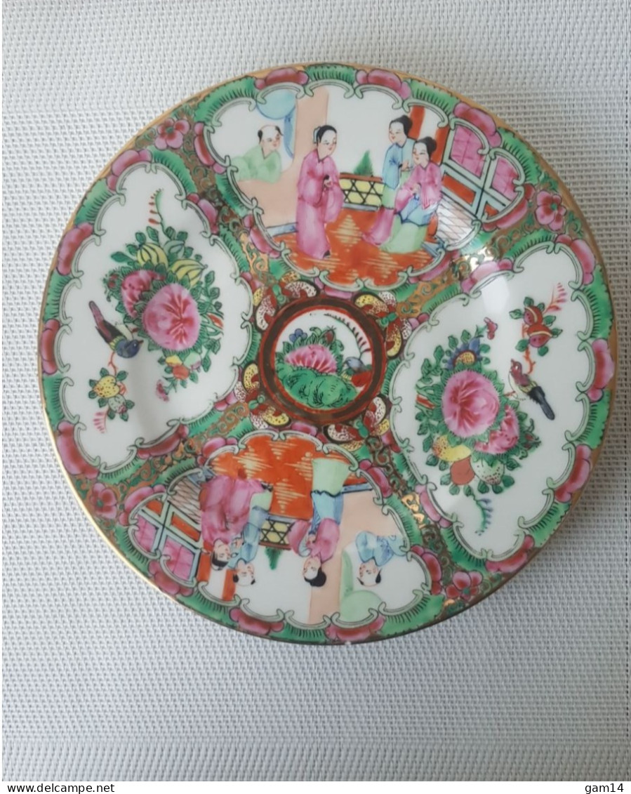 Paire D'assiettes En Porcelaine Fine. Décor De Chine. Beau Modèle - Arte Asiatica