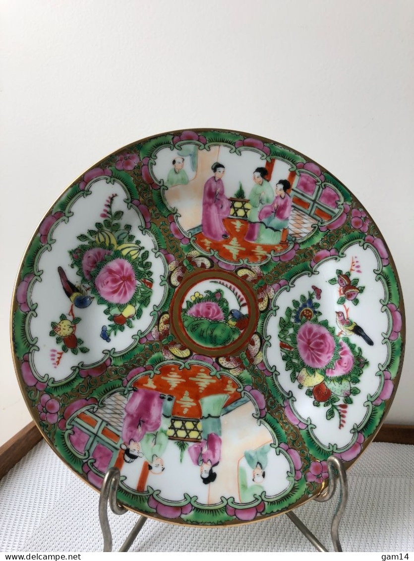 Paire d'assiettes en porcelaine fine. Décor de Chine. Beau modèle