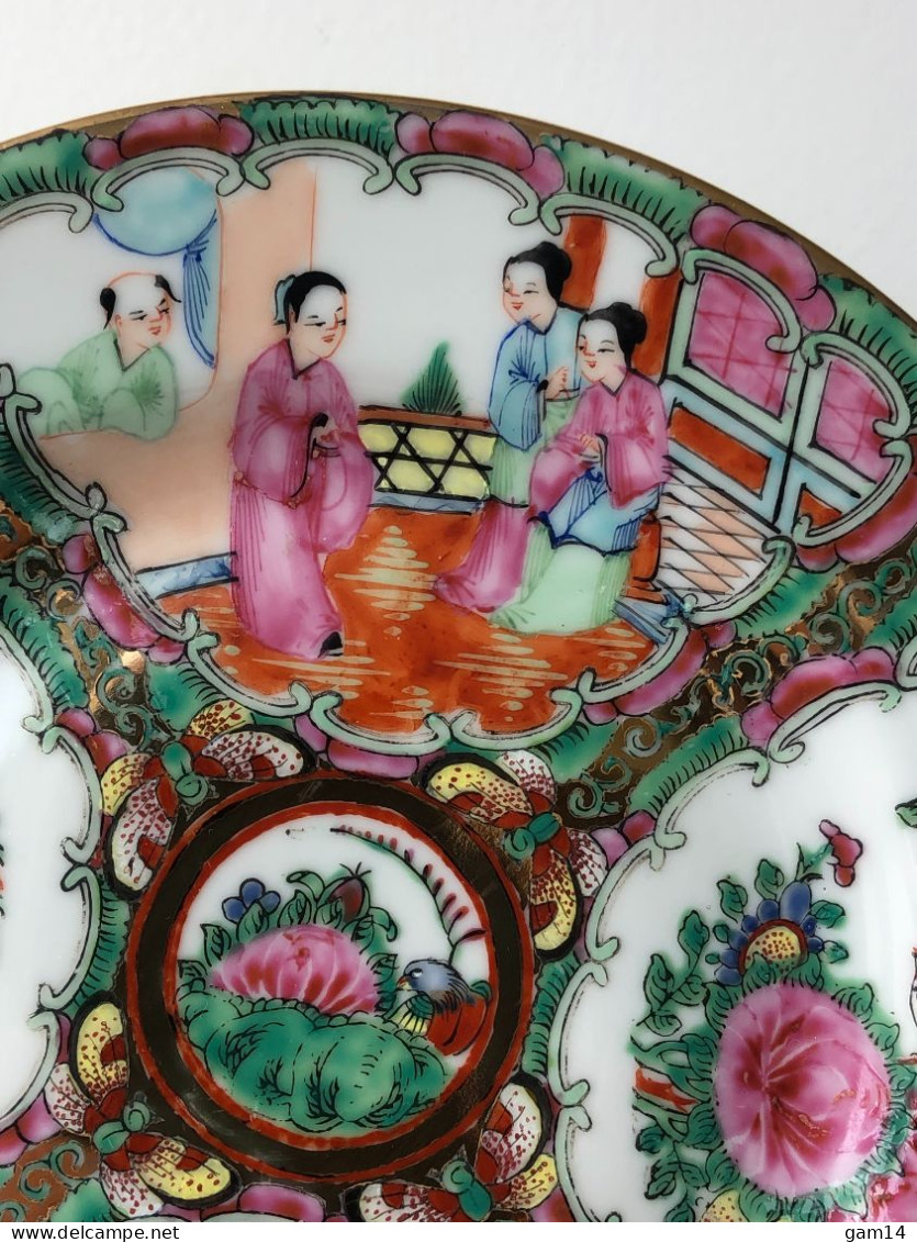 Paire d'assiettes en porcelaine fine. Décor de Chine. Beau modèle