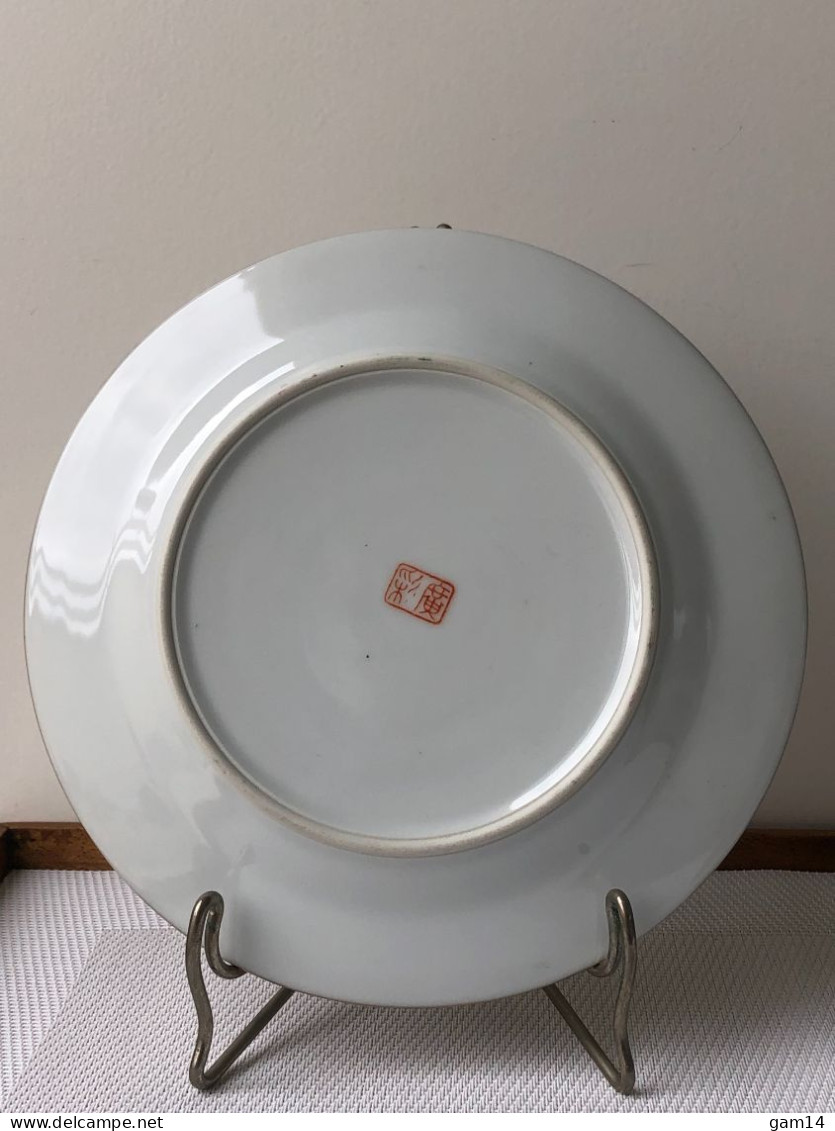 Paire d'assiettes en porcelaine fine. Décor de Chine. Beau modèle