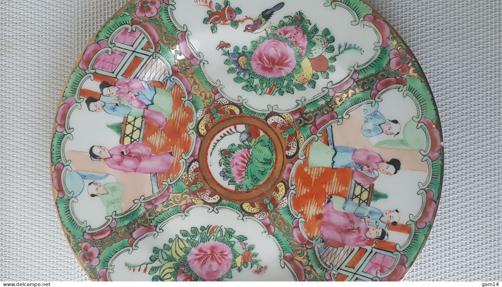 Paire d'assiettes en porcelaine fine. Décor de Chine. Beau modèle