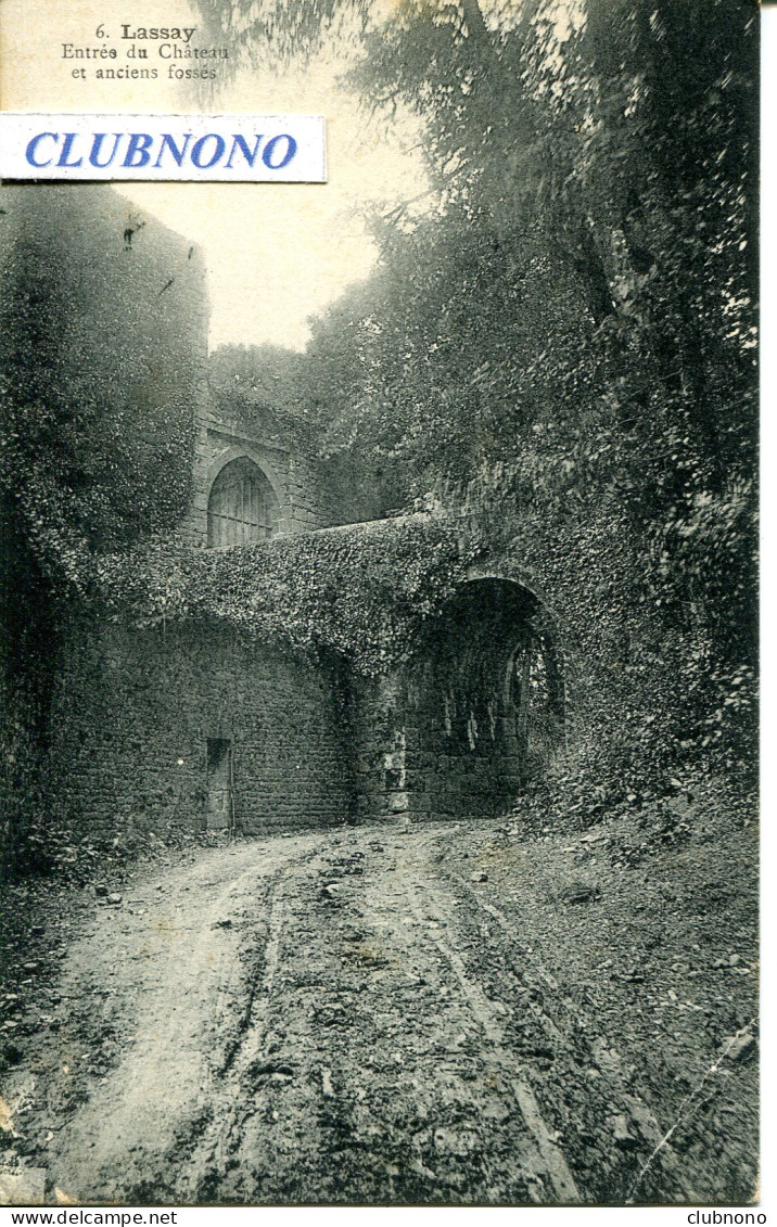 CPA - LASSAY - ENTREE DU CHATEAU ET ANCIENS FOSSES - Lassay Les Chateaux