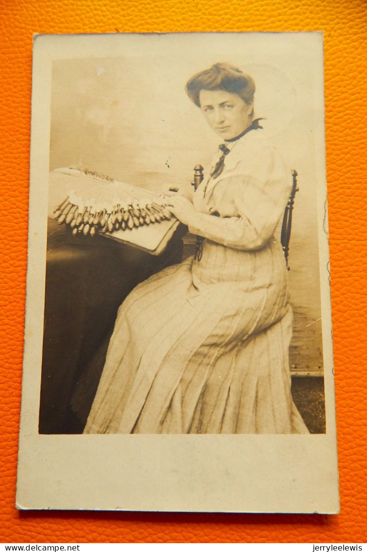 DENTELLIERE  - KANTWERKSTER  - Fotokaart  - Carte Photo  -  1907 - Artisanat