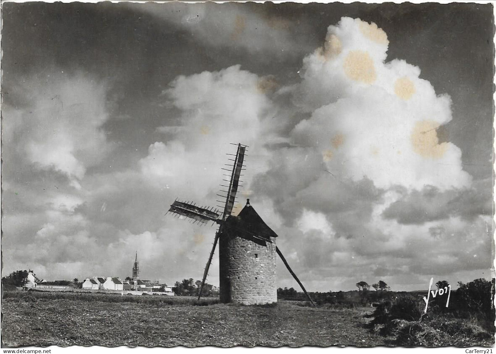 CPSM. 29 CLEDEN CAP SIZUN. LE VIEUX MOULIN ET LE VILLAGE. - Cléden-Cap-Sizun