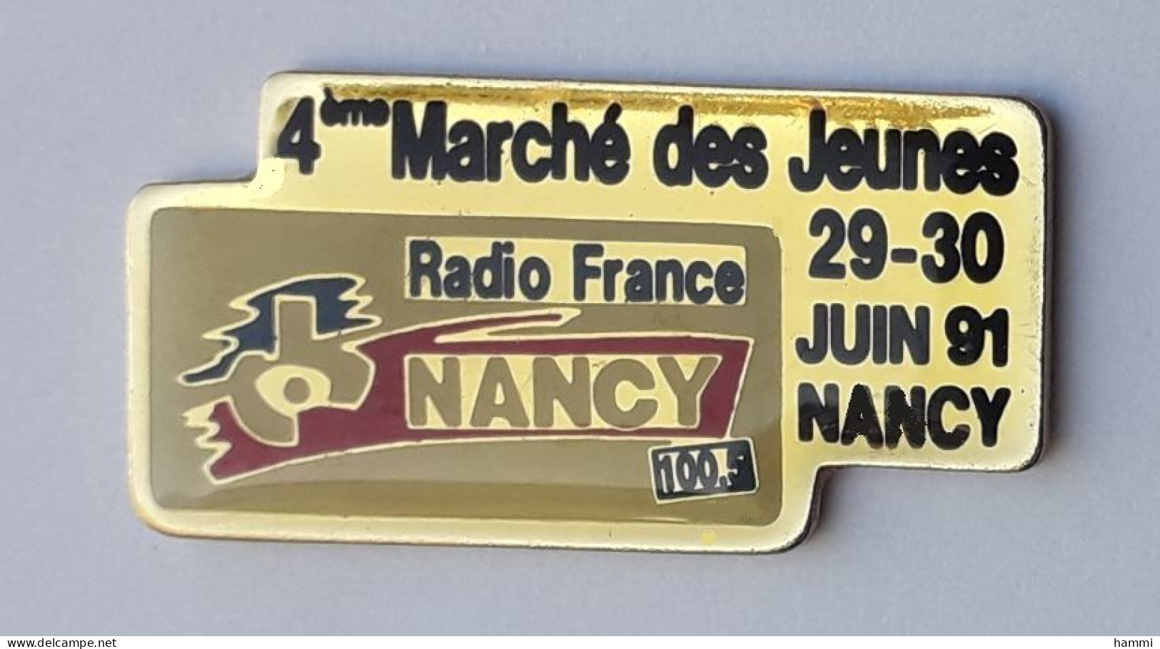U108 Pin's Média Radio France Nancy 4ième Marché Des Jeunes Meurthe Moselle Achat Immédiat - Médias