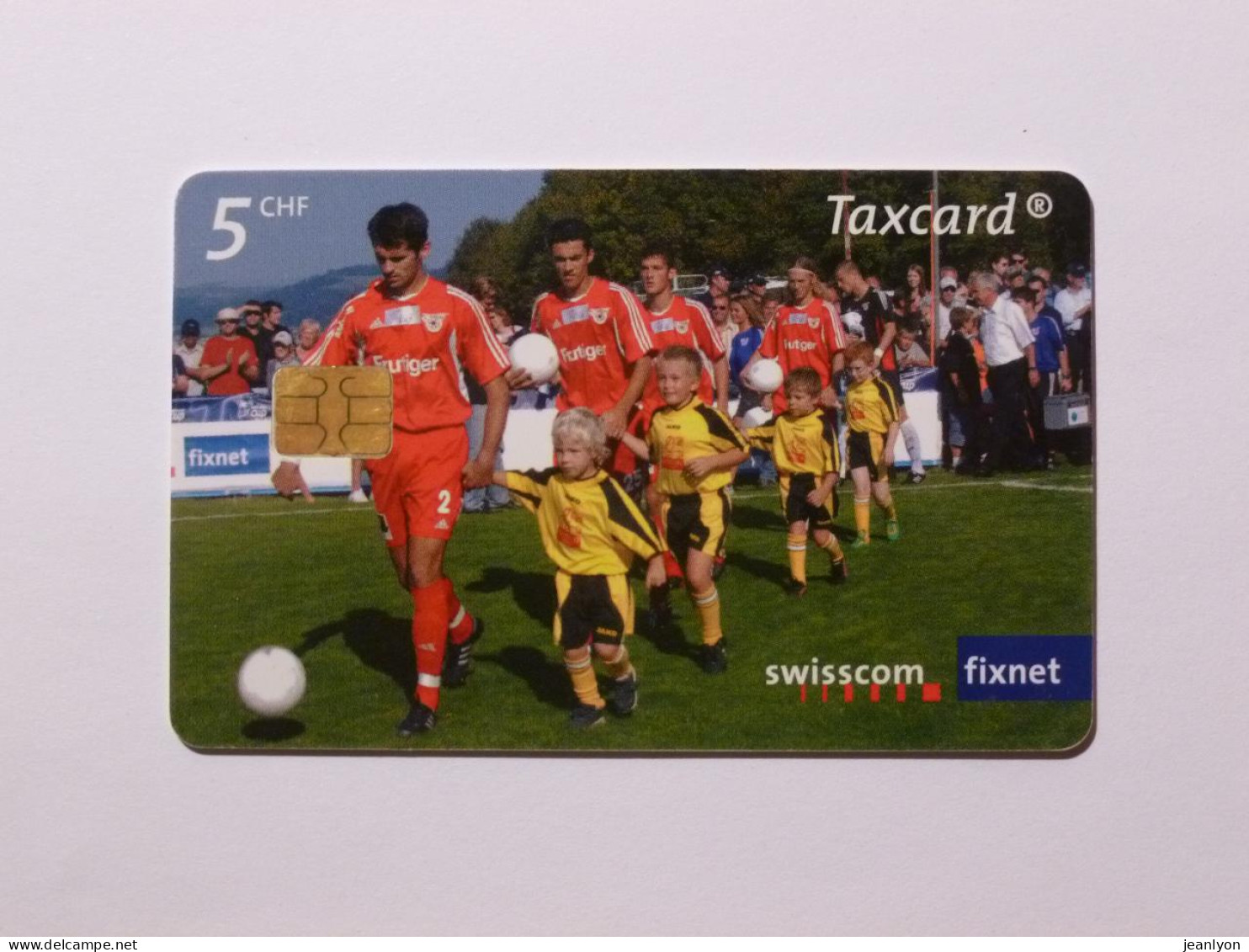 FOOTBALL / SPORT - Jeunesse / Jeunes Avec Footballeur - Entrée Avec Ballon Sur Le Stade - Télécarte Suisse Swisscom - Sport