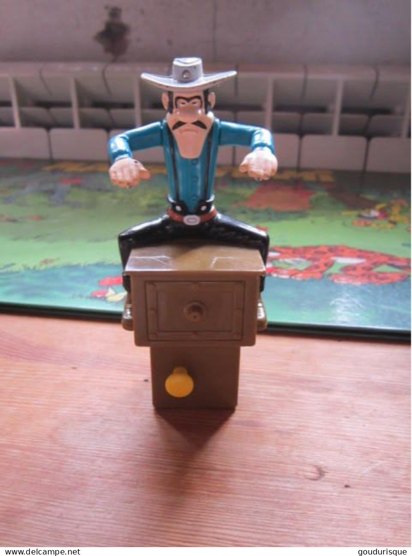 LUCKY LUKE  FIGURINE  AVERELL SUR UN COFFRE   MORRIS - Lucky Luke