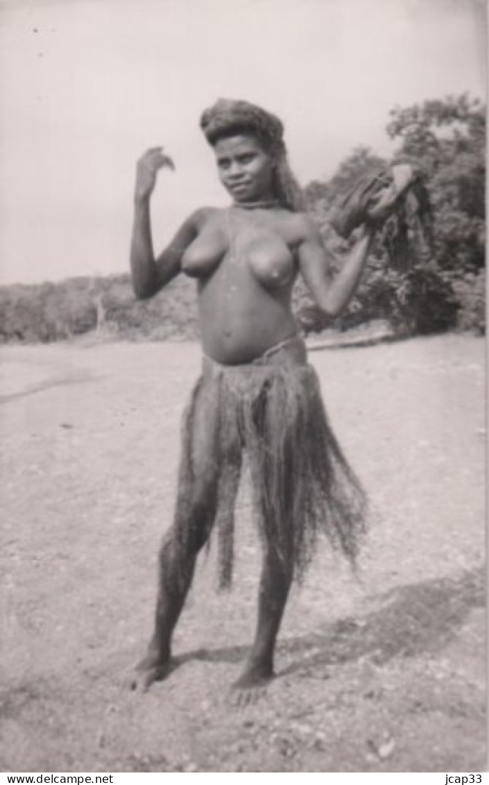 NOUVELLES HEBRIDES  -  CARTE PHOTO STELLA PORT VILA  -  FEMME SEINS NUS  - - Vanuatu