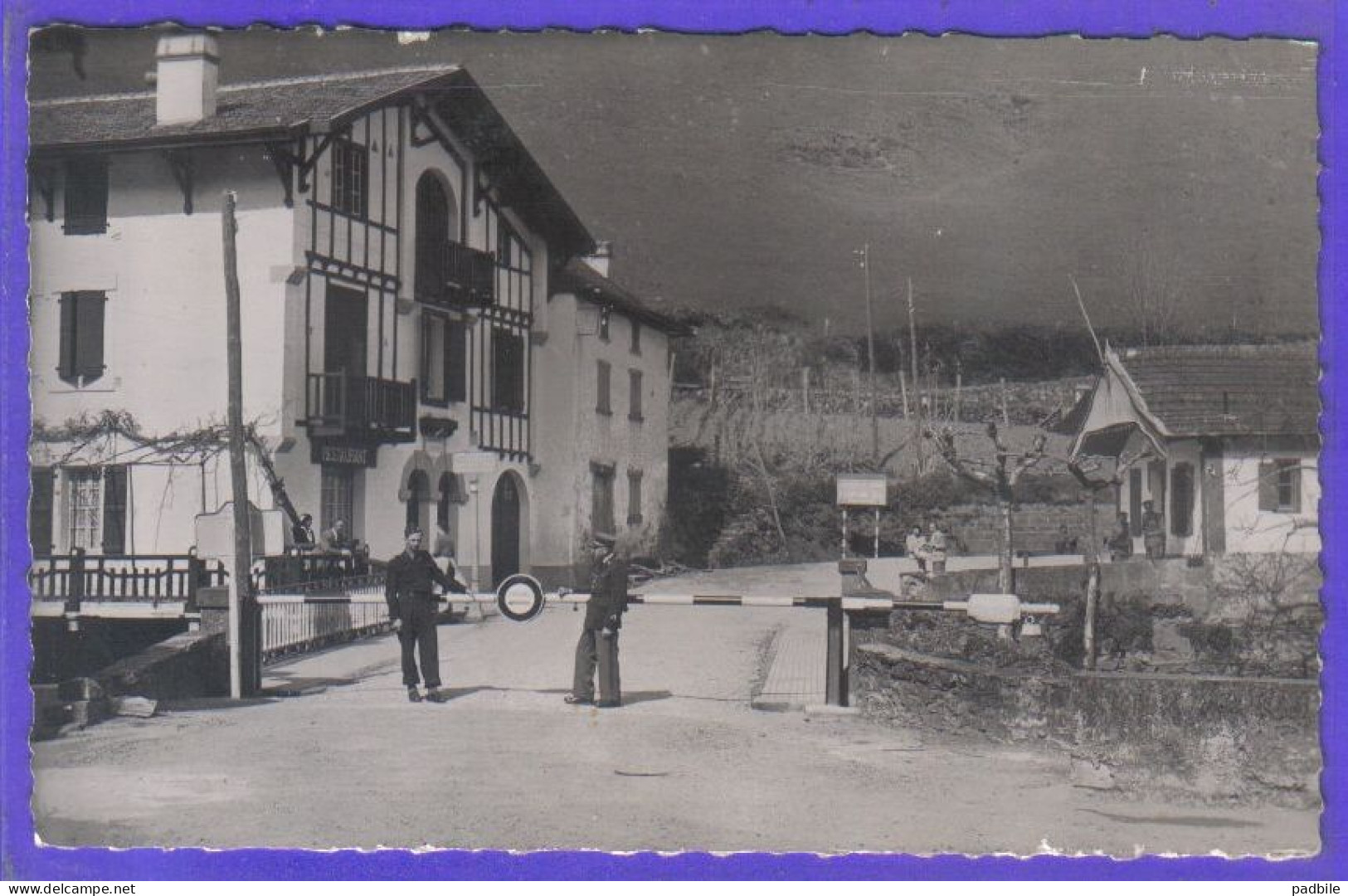 Carte Postale 64. Arneguy  Frontière Franco-Espagnole  La Douane  Au Pont International  Très Beau Plan - Arnéguy