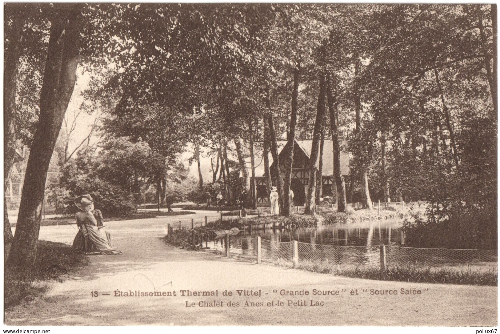 CPA DE VITTEL  (VOSGES)  ÉTABLISSEMENT THERMAL "GRANDE SOURCE" ET "SOURCE SALÉE"  -  LE CHALET DES ÂNES ET LE PETIT LAC - Vittel