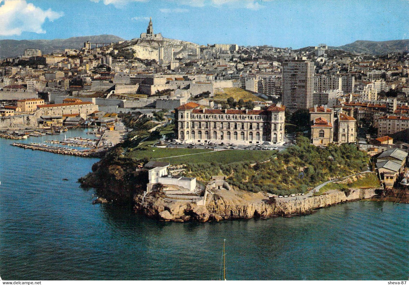 13 - Marseille - Vue Aérienne Du Jardin Du Pharo Et De Son Château - Dans Le Fond La Basilique De Notre Dame De La Garde - Parcs Et Jardins