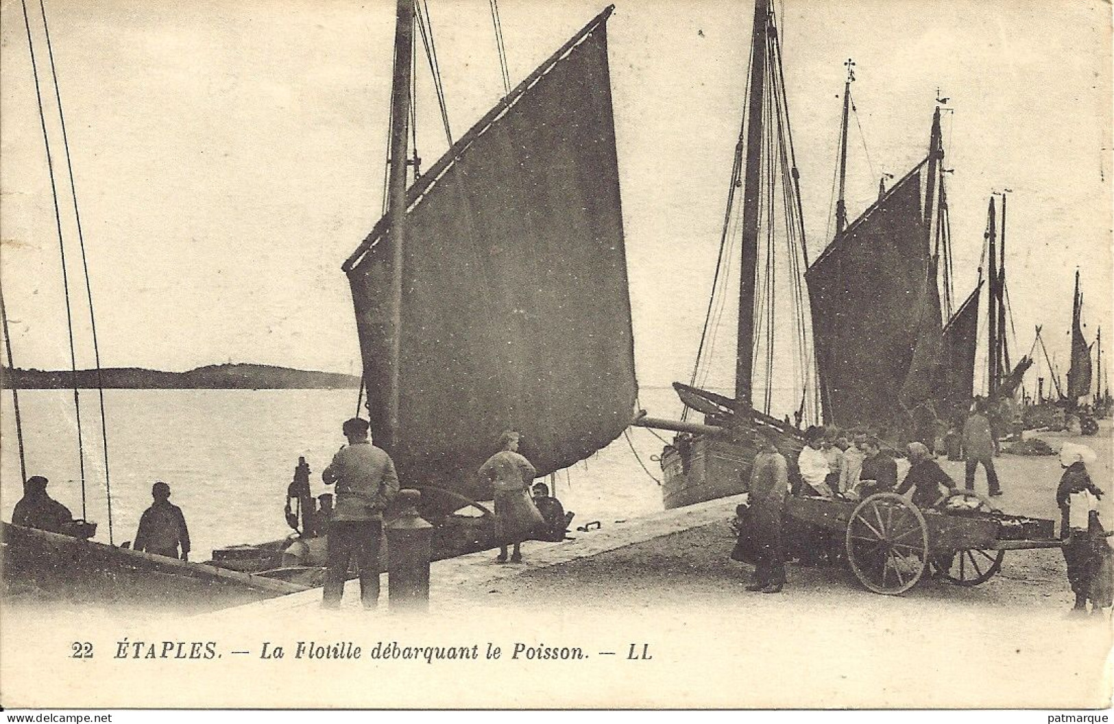 62. Etaples - La Flotille Débarquant Le Poisson  -  L.L 22 - Etaples