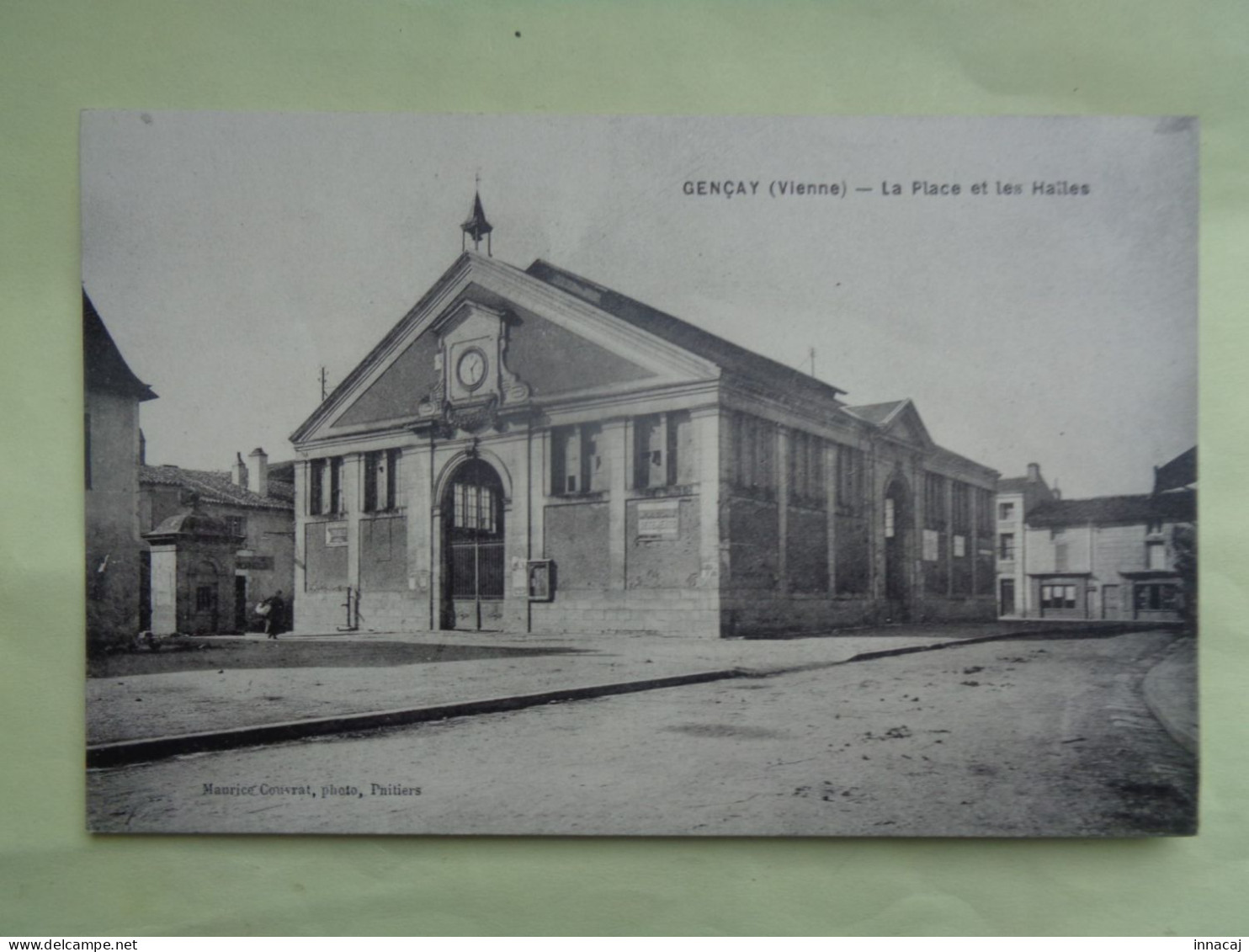 89-16-2           GENCAY   La Place Er Las Halles - Gencay