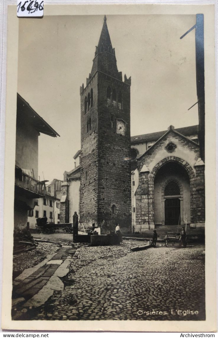 Orsières : Le Clocher Et L'église - Enfants Sur La Place Et Femme à La Fontaine (16'496) - Orsières