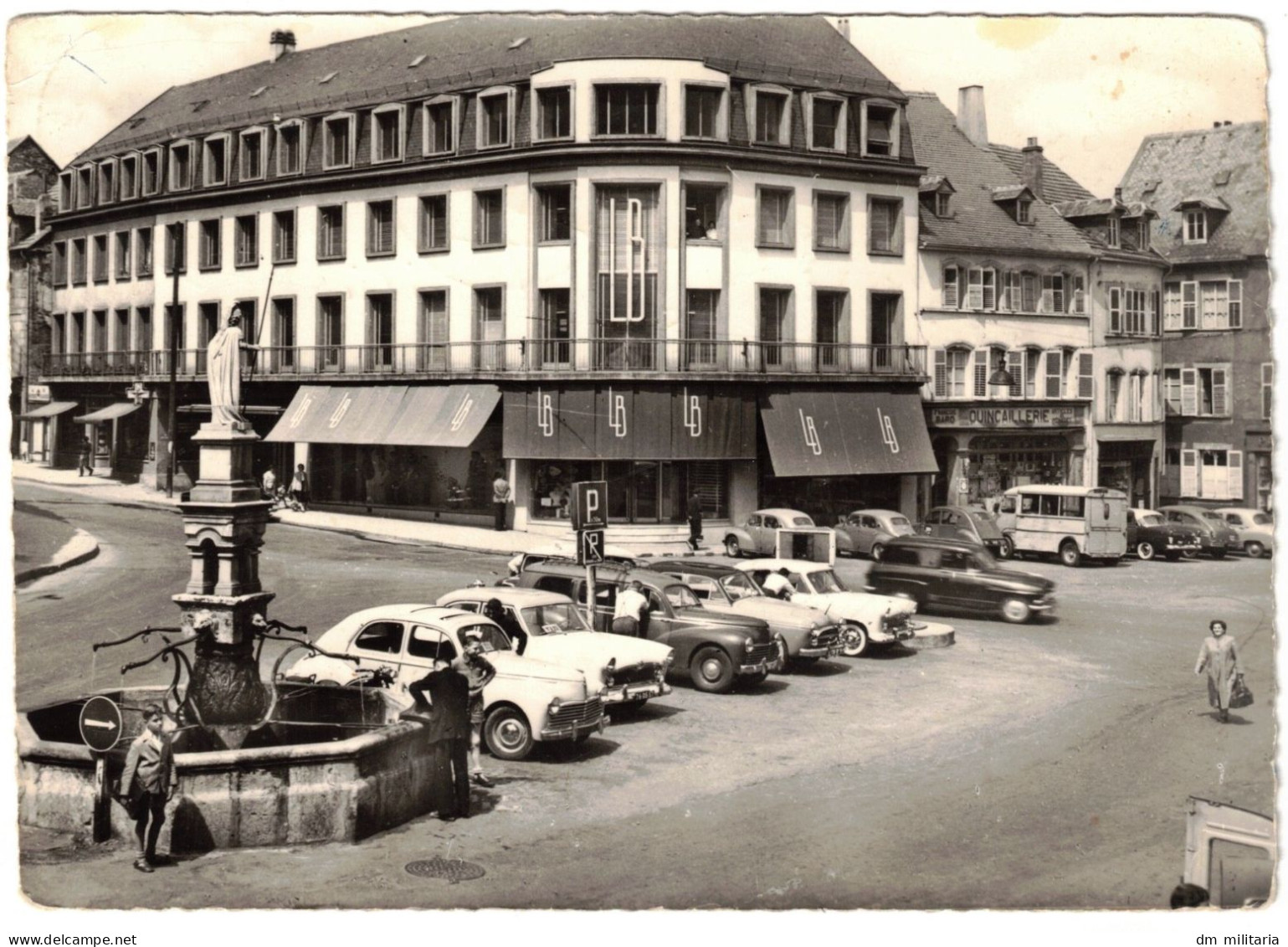 57 - TRÈS BELLE CARTE 1957 : St-AVOLD - PLACE DE LA VICTOIRE - VOITURES ANCIENNES - SAINT-AVOLD - MOSELLE - Saint-Avold