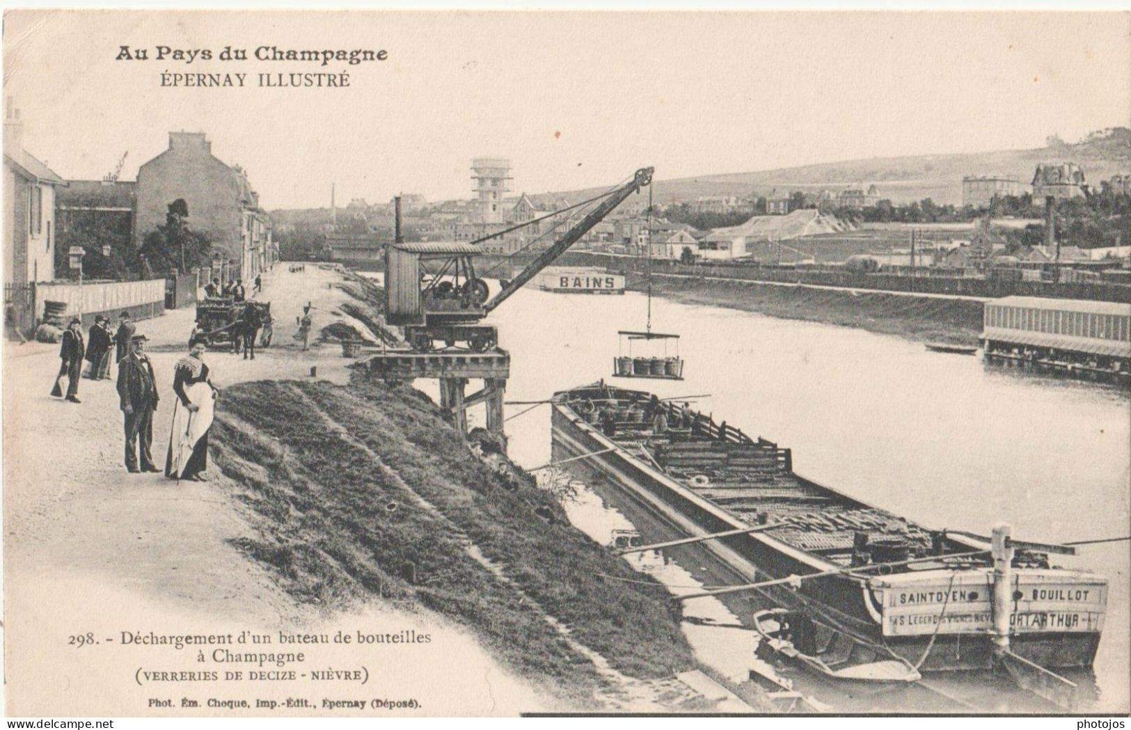 CPA Batellerie  Epernay (51)  Une Péniche Déchargeant Des Bouteilles Pour Le Champagne !!  Nommée St Oyen Bouillot - Péniches