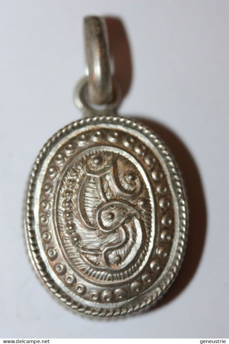 Belle Boite Pendentif Oriental En Métal Argenté (argent ?) Reliquaire ? - Etnica