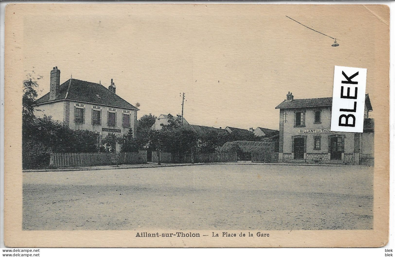 89 . Yonne :   Aillant Sur Tholon : La Place De La Gare . - Aillant Sur Tholon