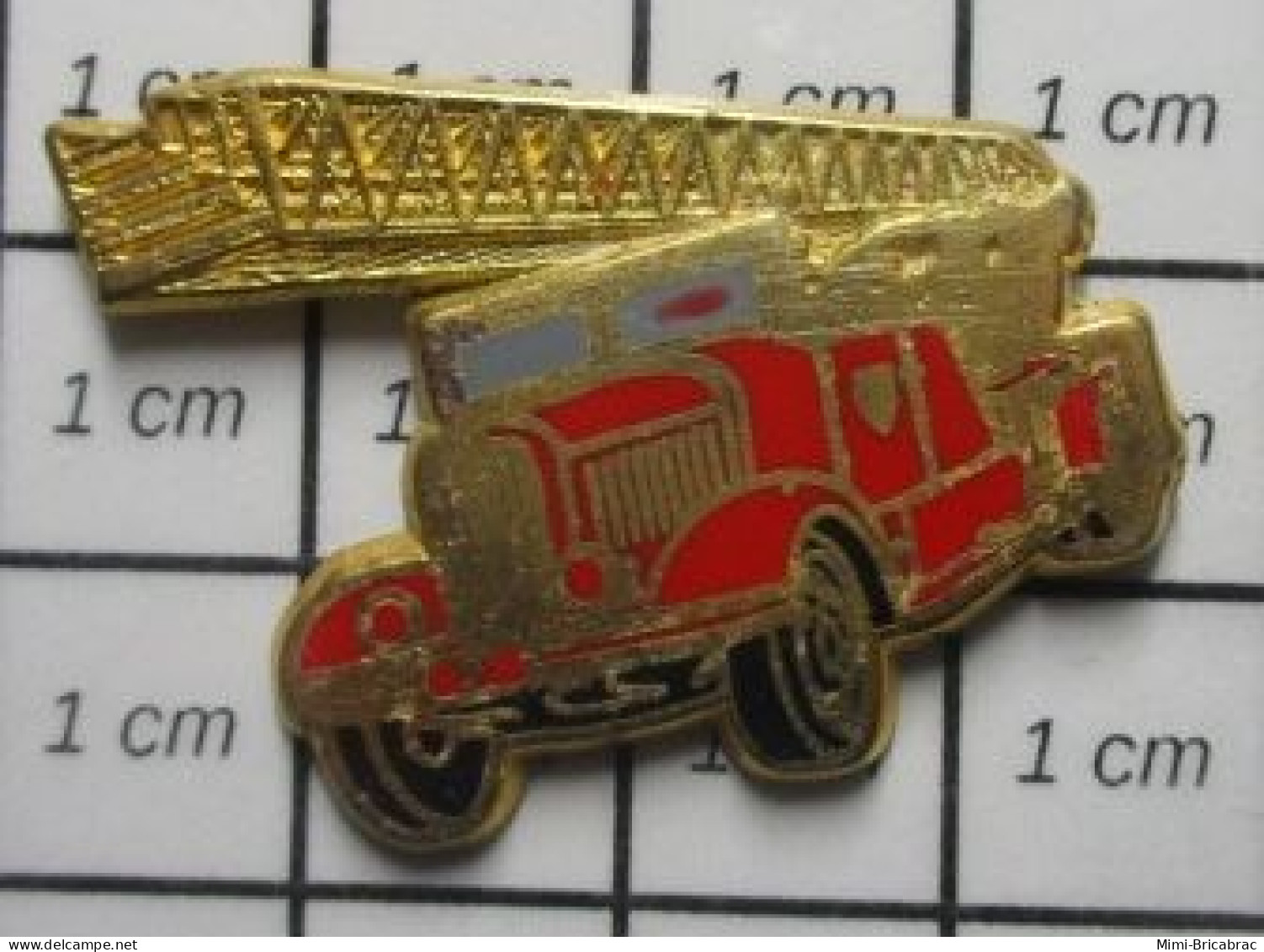 713B  Pin's Pins / Beau Et Rare / POMPIERS / CAMION LAFFLY 1937 GRANDE ECHELLE Par BALLARD - Brandweerman