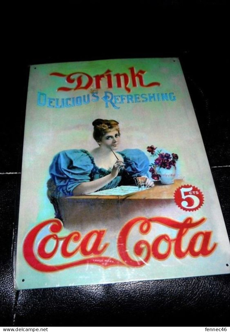 * Belle Réédition- Plaque En Tôle Lithographiée Avec Rebord : Publicité éditée Par Coca-Cola - Placas En Aluminio (desde 1961)