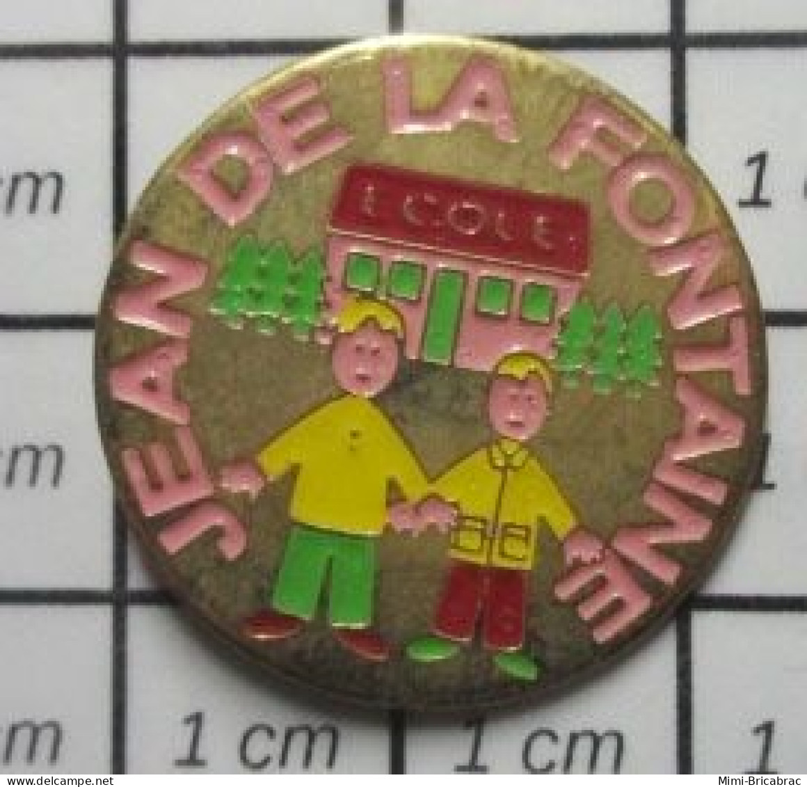713B  Pin's Pins / Beau Et Rare / ADMINISTRATIONS / ECOLE JEAN De LA FONTAINE Mais Où ? - Administrations