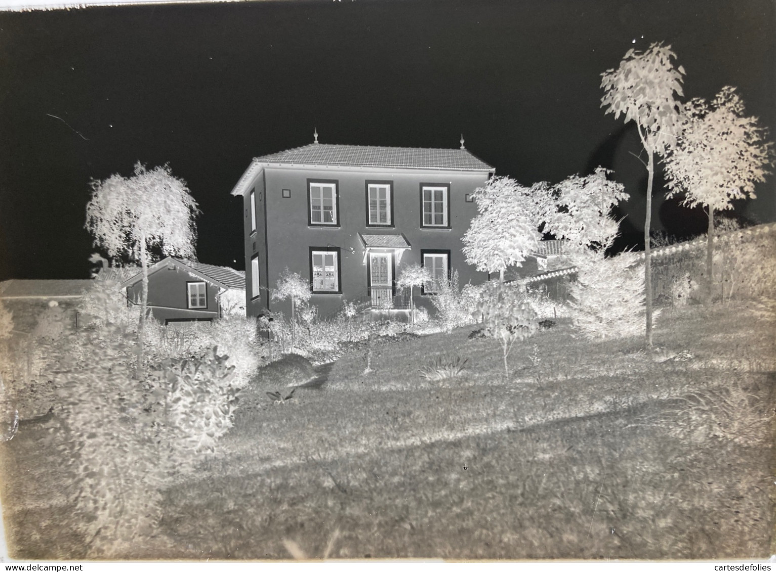 Plaque De Verre. Rhône. Bois D’oingt . Vue De La Maison Du Docteur Burdet . - Glass Slides