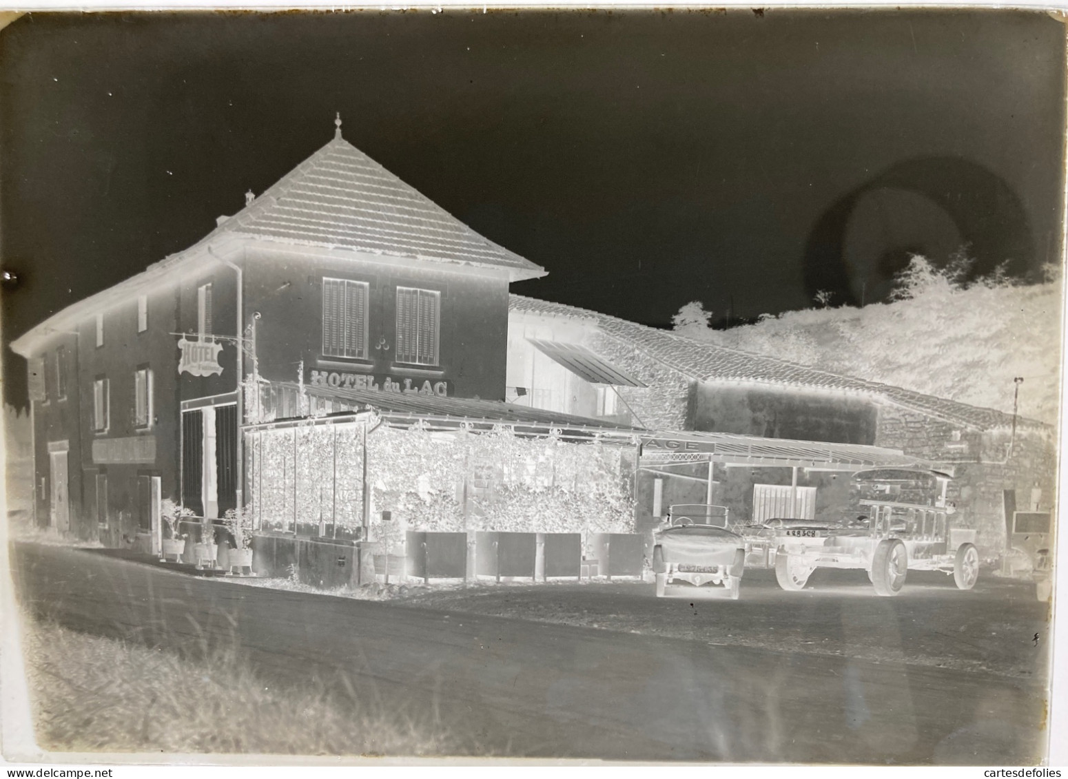 Plaque De Verre. Rhône. LE BOIS D'OINGT . Hotel Du Lac . C. Giraud Propriétaire. Voiture, Camion - Glasplaten