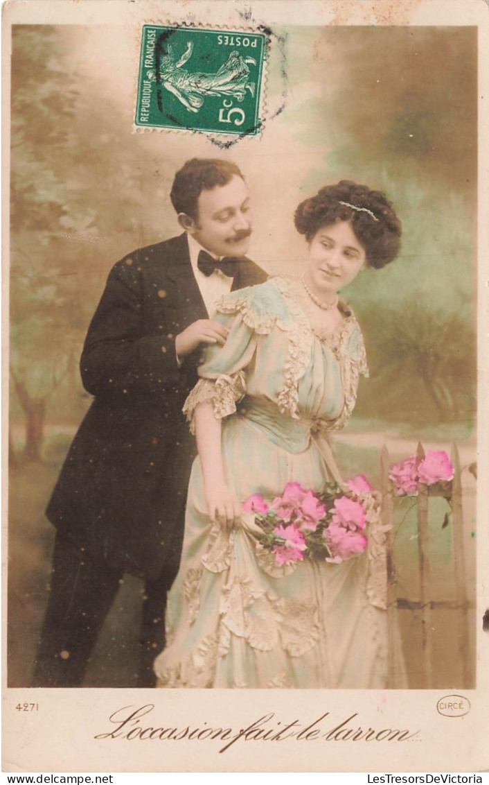 FANTAISIES - Hommes - Une Femme Tenant Des Fleurs - L'occasion Fait Le Larron - Un Couple - Carte Postale Ancienne - Männer
