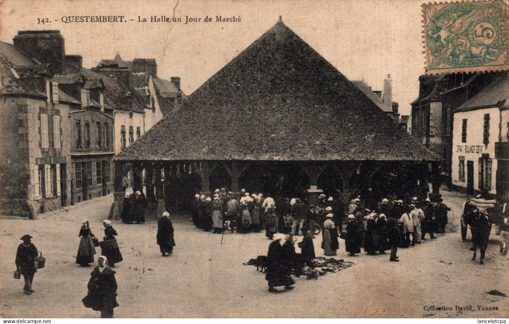 56 - QUESTEMBERT / LA HALLE UN JOUR DE MARCHE - Questembert