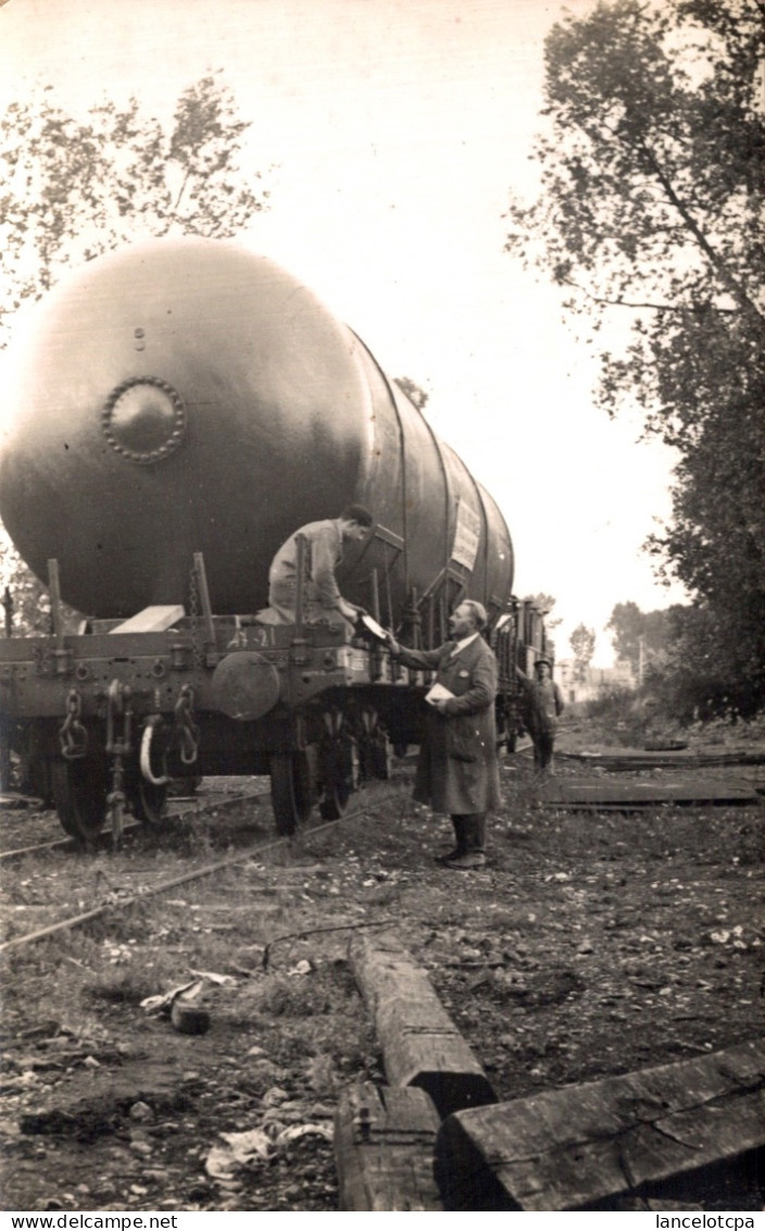 CARTE PHOTO 1935 / WAGON DE CHEMIN DE FER - Materiale