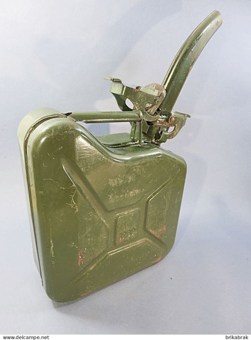 # JERRYCAN ESSENCE MILITAIRE 5 LITRES @ Armée Automobile Carburant