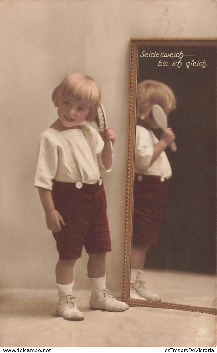 ENFANTS - Une Jeune Fille Brossant Les Cheveux Devant Un Miroir - Seidnweich - Bin Ich Gleich - Carte Postale Ancienne - Autres & Non Classés