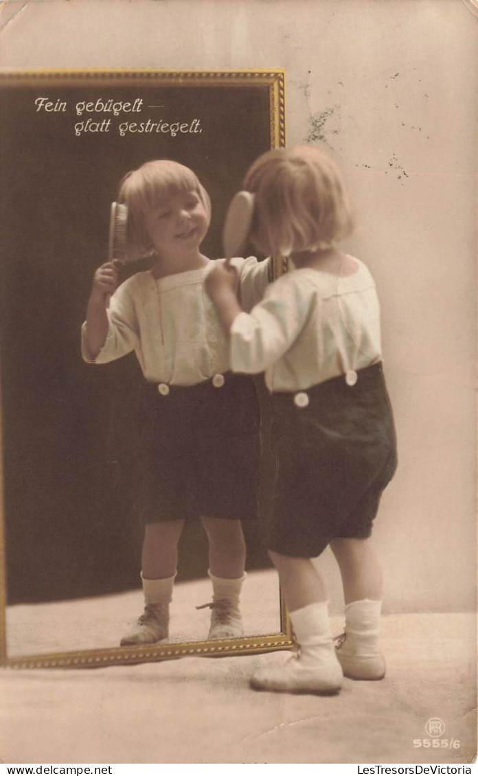 ENFANTS - Une Jeune Fille Brossant Les Cheveux Devant Un Miroir - Souriante - Fein Gebugelt - Carte Postale Ancienne - Sonstige & Ohne Zuordnung