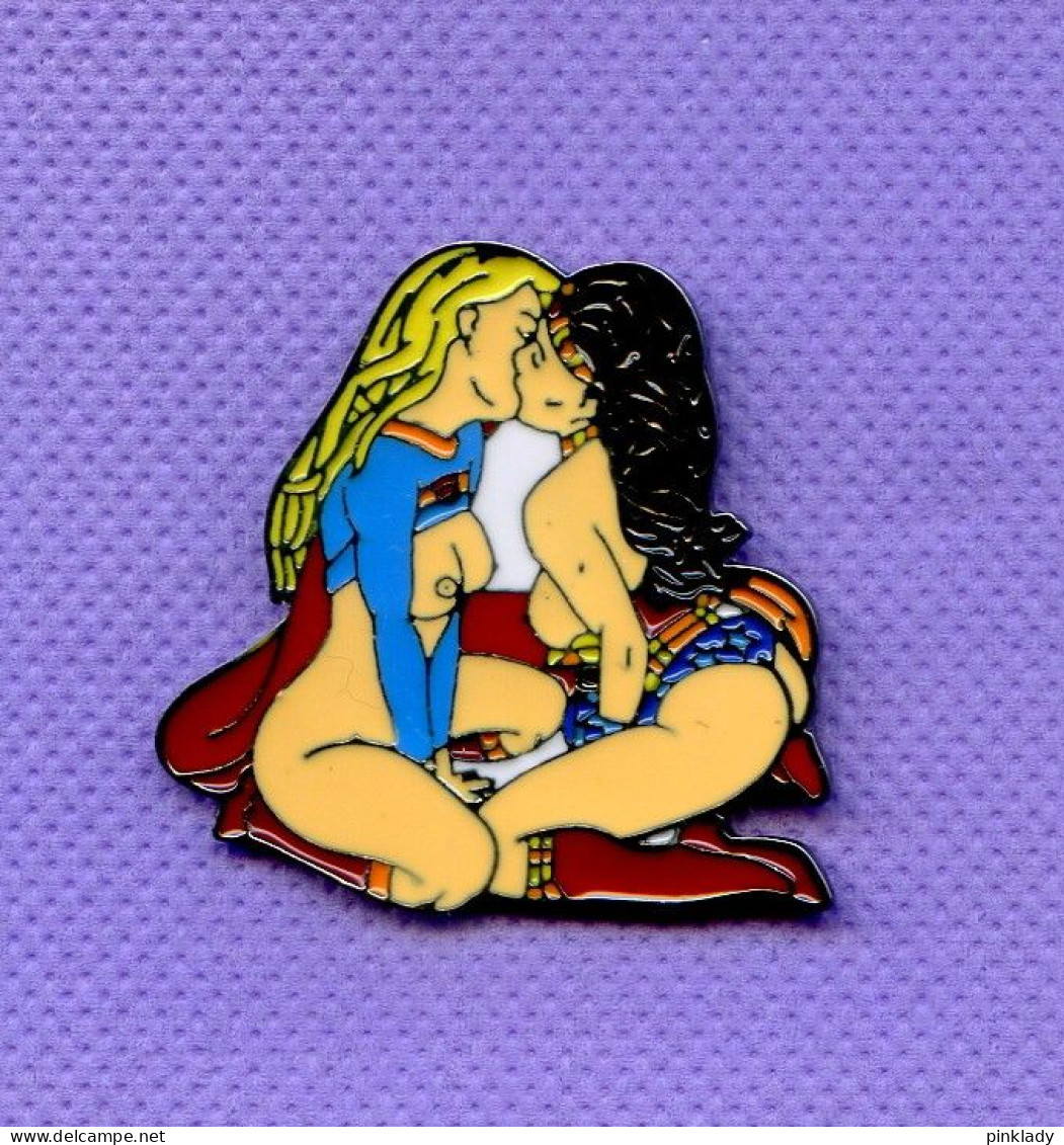 Superbe Pins Wonder Woman Et Super Girl Femme Pin Up Bisou Q855 - BD