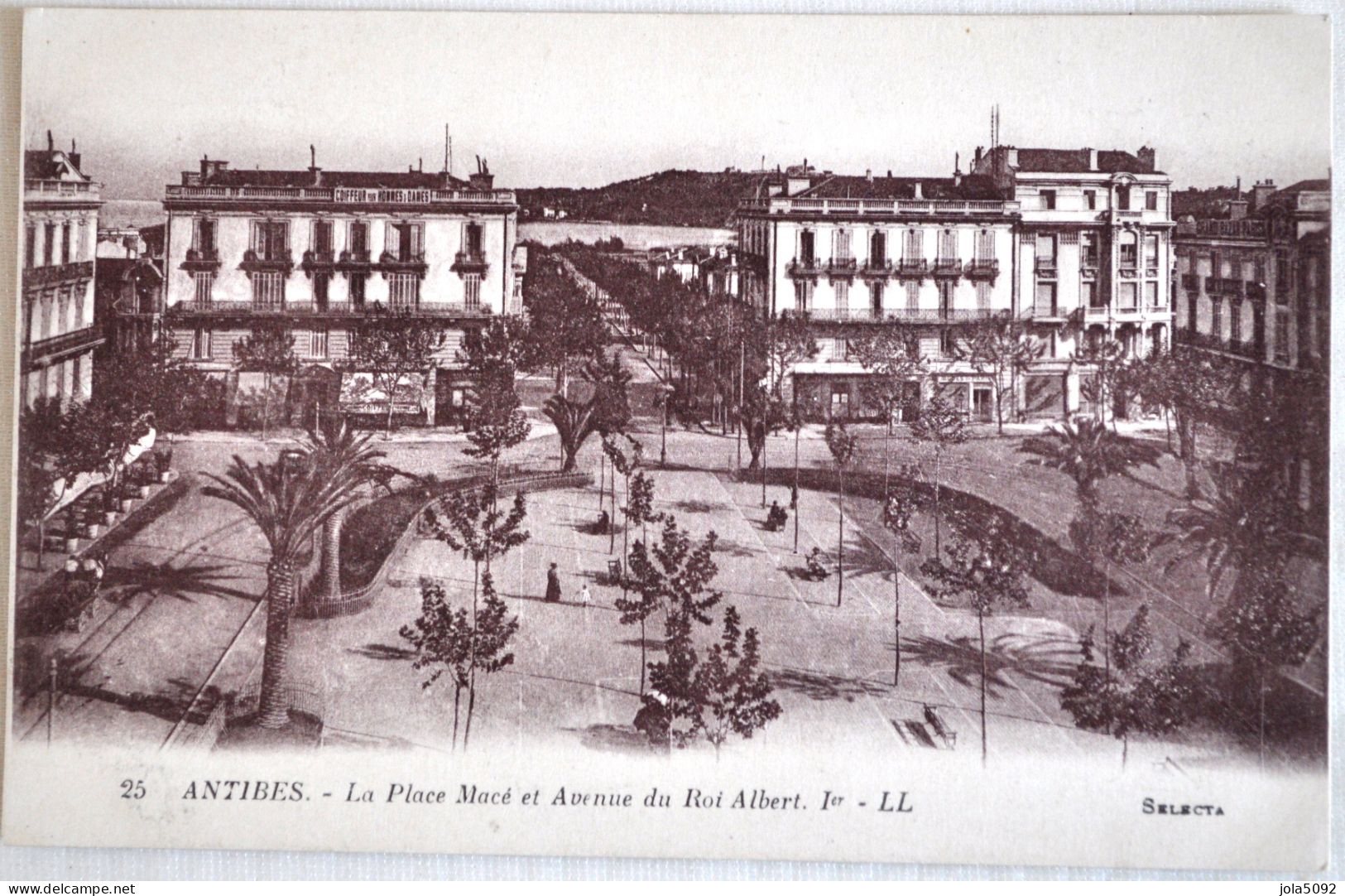 06 - ANTIBES - La Place Macé Et Avenue Du Roi Albert 1er - Antibes - Vieille Ville
