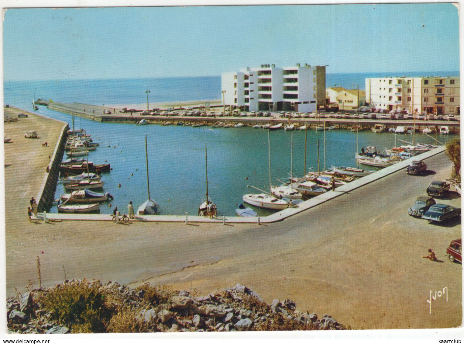 Le Nouveau Port De Saint-Pierre-sur-Mer: PLYMOUTH VALIANT, CITROËN 2CV, PEUGEOT 404, 403, RENAULT 4 - YACHTS - (France) - Turismo