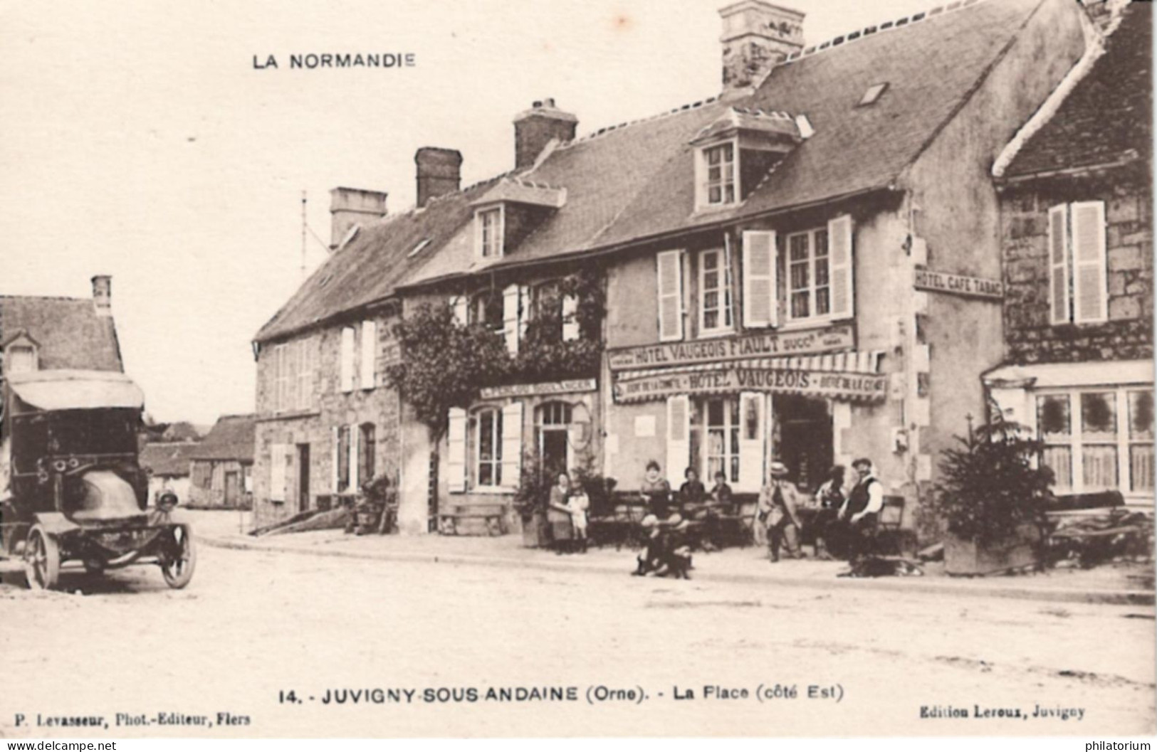 61  JUVIGNY Sous ANDAINE  La Place (côté Est)  Hôtel Vaugeois Fiault - Juvigny Sous Andaine