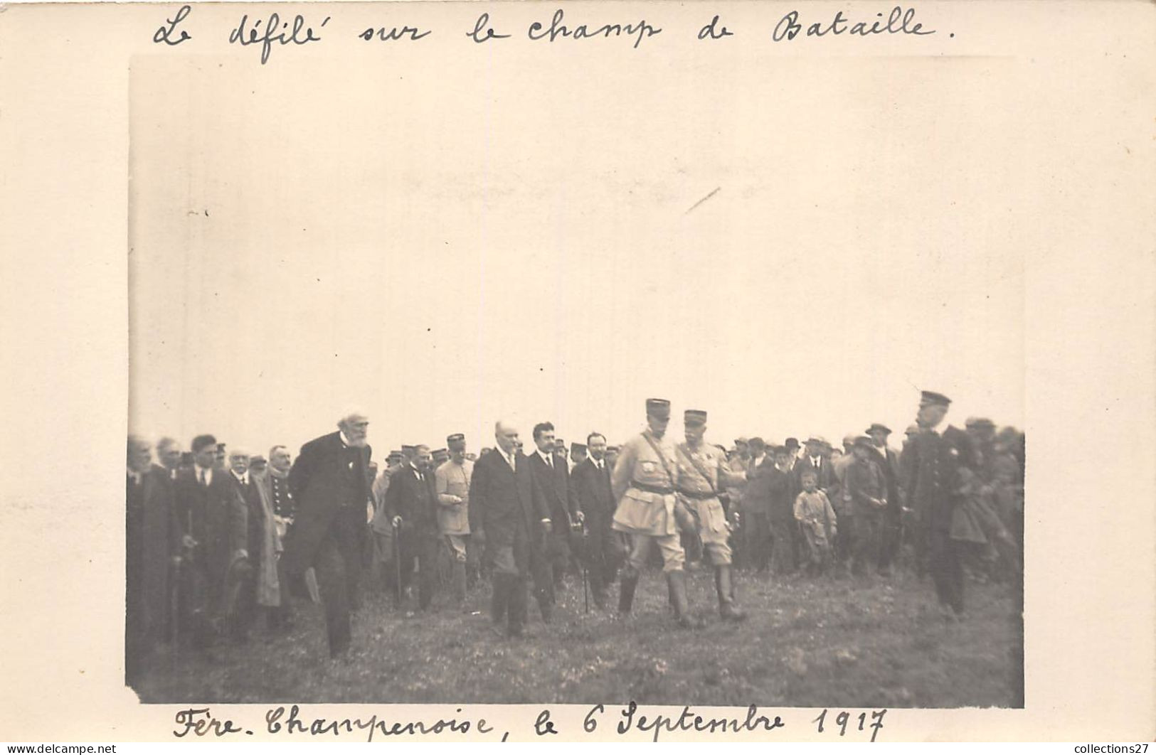 51-FERE-CHAMPENOISE- CARTE-PHOTO- LE DEFILE SUR LE CHAMP DE BATAILLE  LE 6 SEPTEMBRE 1917 - CEREMONIE MILITAIRE - Fère-Champenoise
