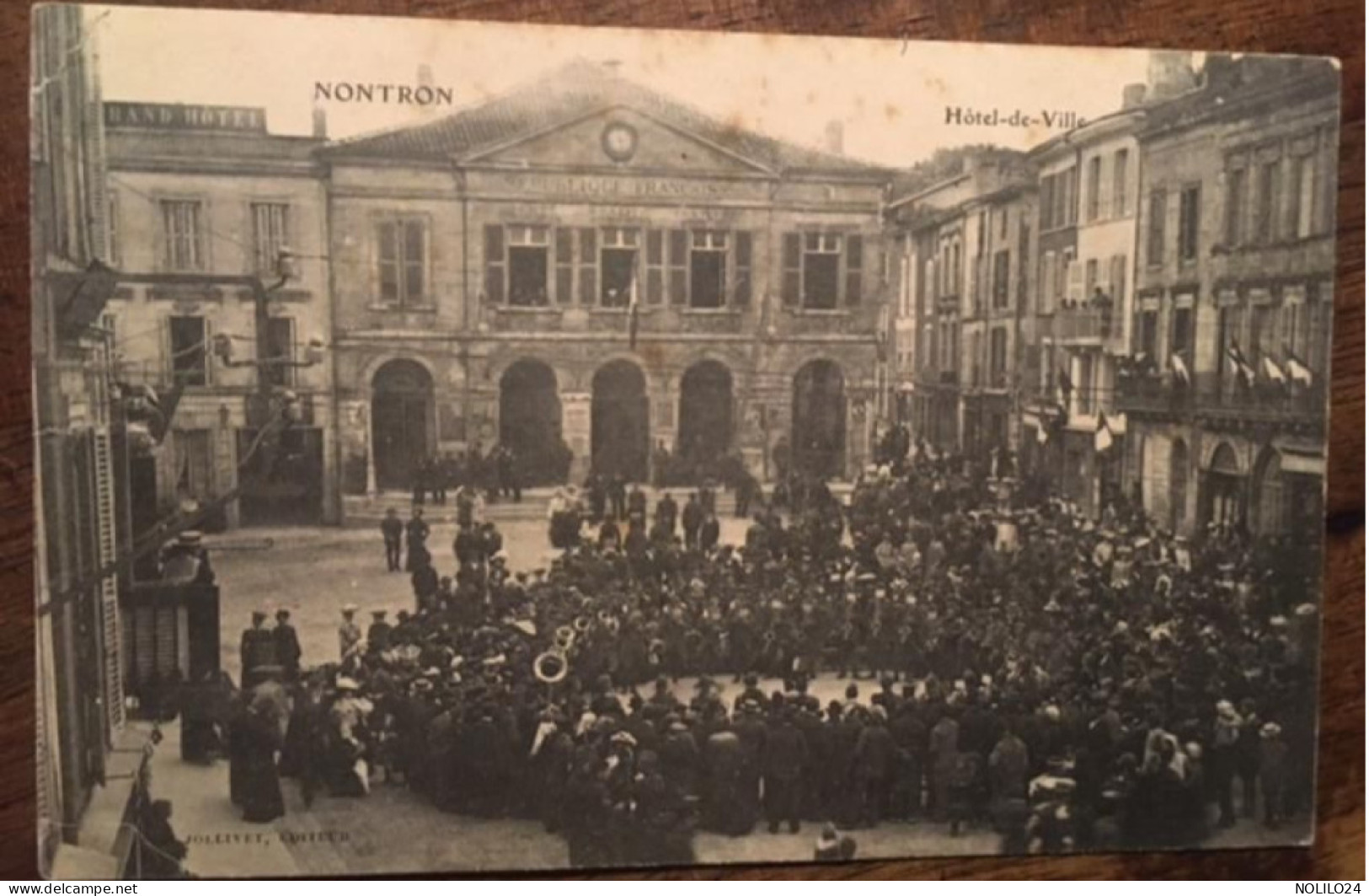 Cpa 24 Dordogne, NONTRON, Hôtel De Ville, Place Animée, Cérémonie, Fanfare, éd Jollivet, Non écrite - Nontron